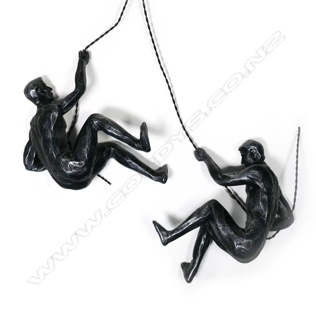 A pair of climbing men statuettes. Image 1++