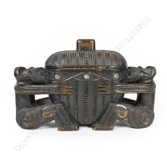 An early/mid 20thC lidded waka huia treasure box,