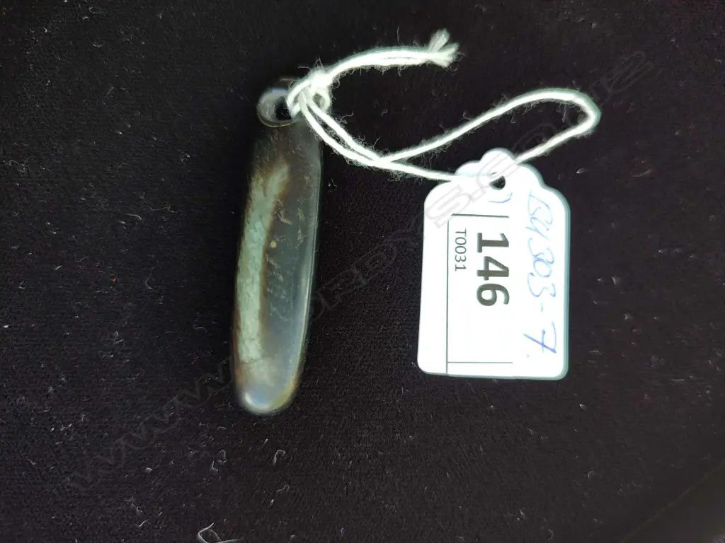 A Māori pre-European pounamu kuru (pendant), Image 1++