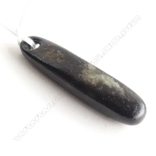 A Māori pre-European pounamu kuru (pendant),