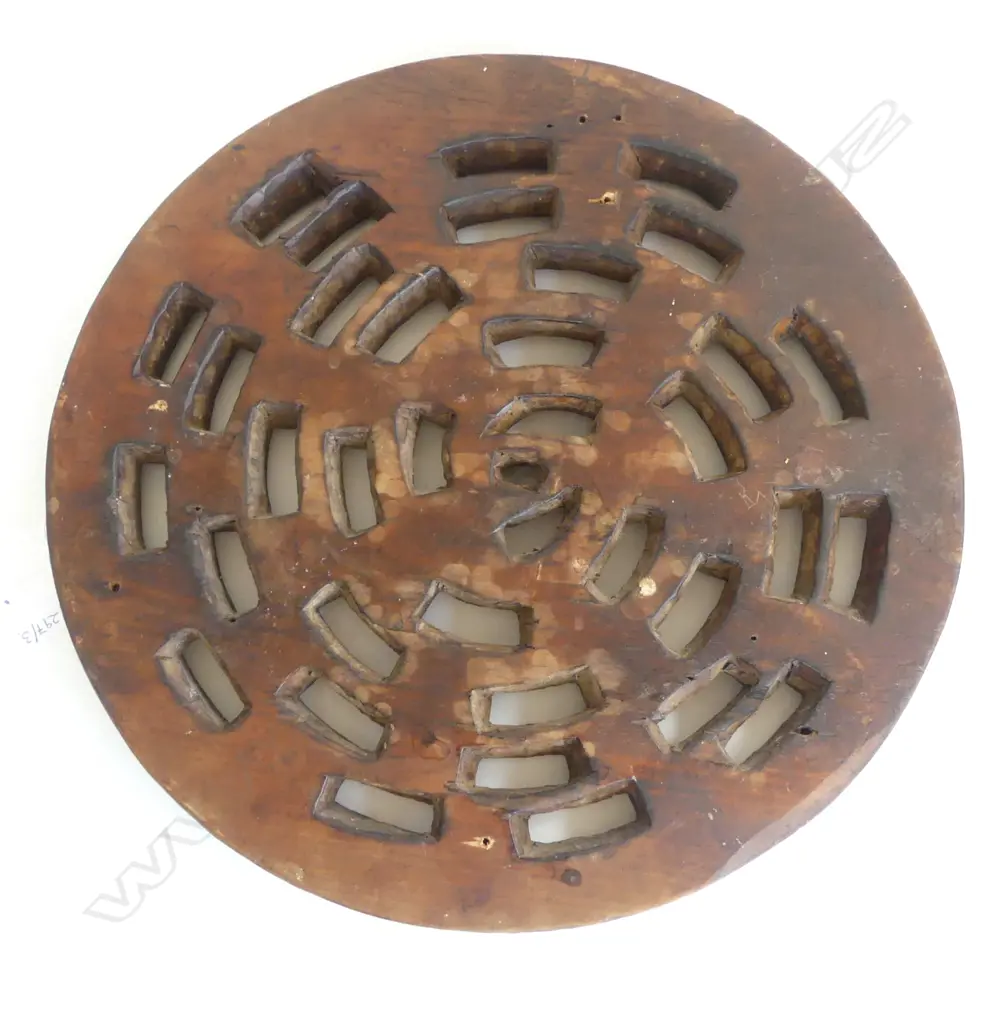 An early 20thC Māori carved circular panel by Henry Evan Lloyd Image 1++