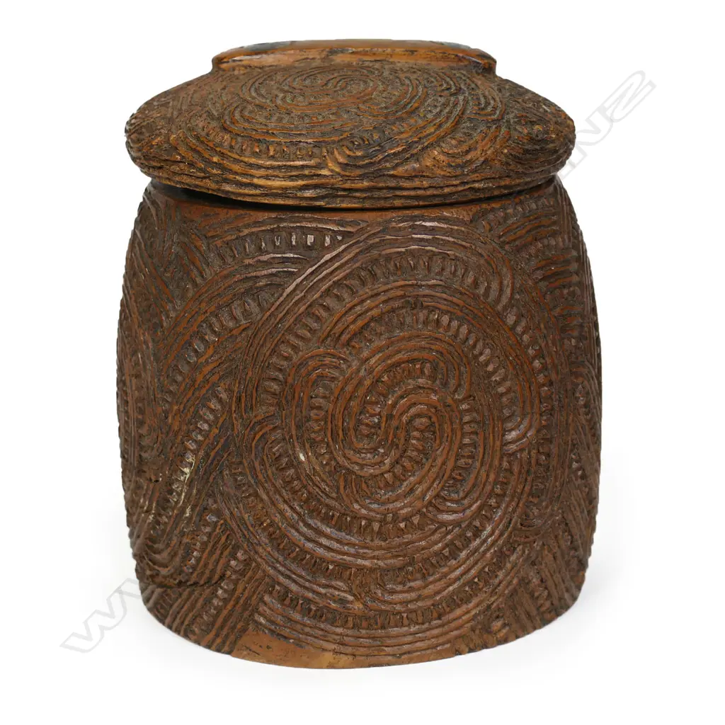 An 20thC mauri carved container/tea caddy by Henry Evan Lloyd, Image 1++