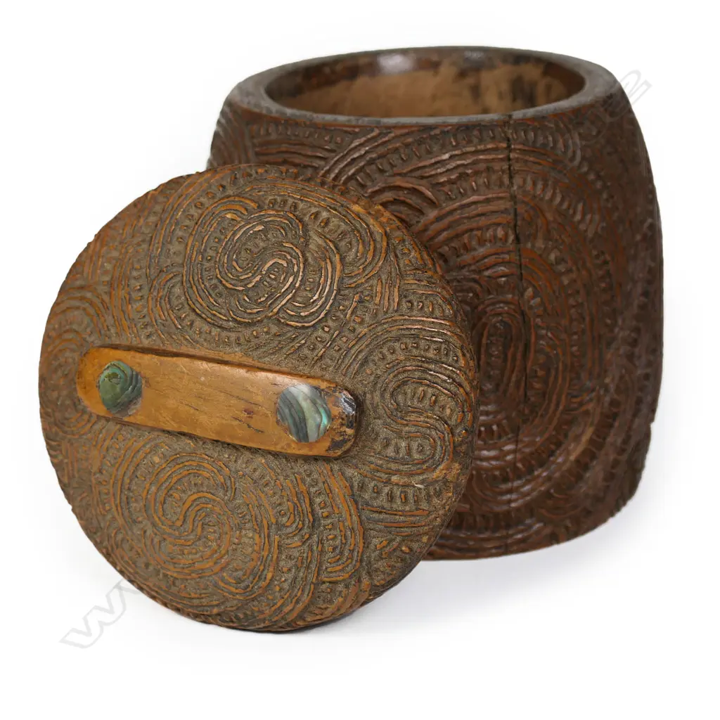 An 20thC mauri carved container/tea caddy by Henry Evan Lloyd, Image 1++