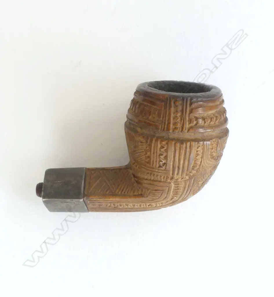 A late 19th/early 20thC finely carved Māori pipe bowl end, Image 1++