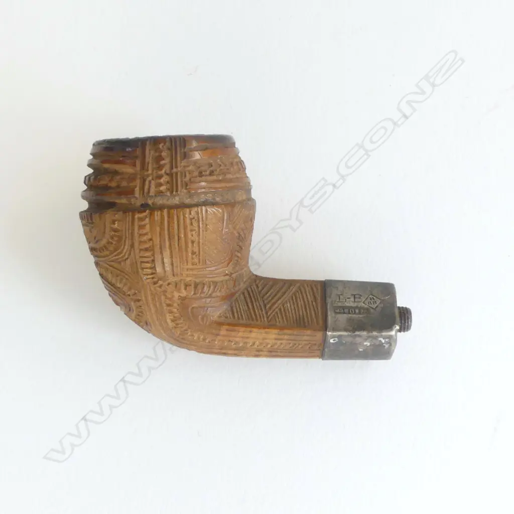 A late 19th/early 20thC finely carved Māori pipe bowl end, Image 1++