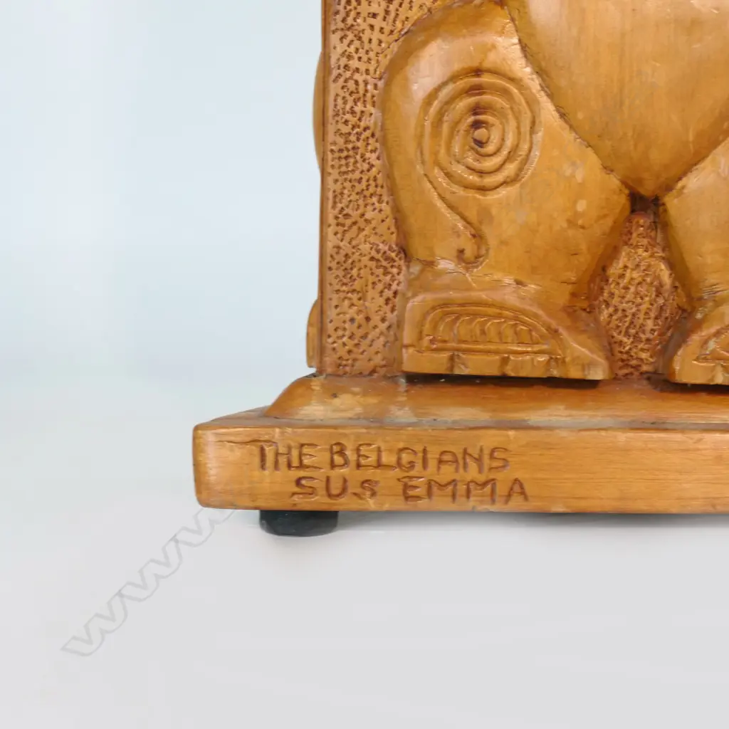 A 20thC Māori carved triangular column with three stylised standing tekoteko type figures, Image 1++