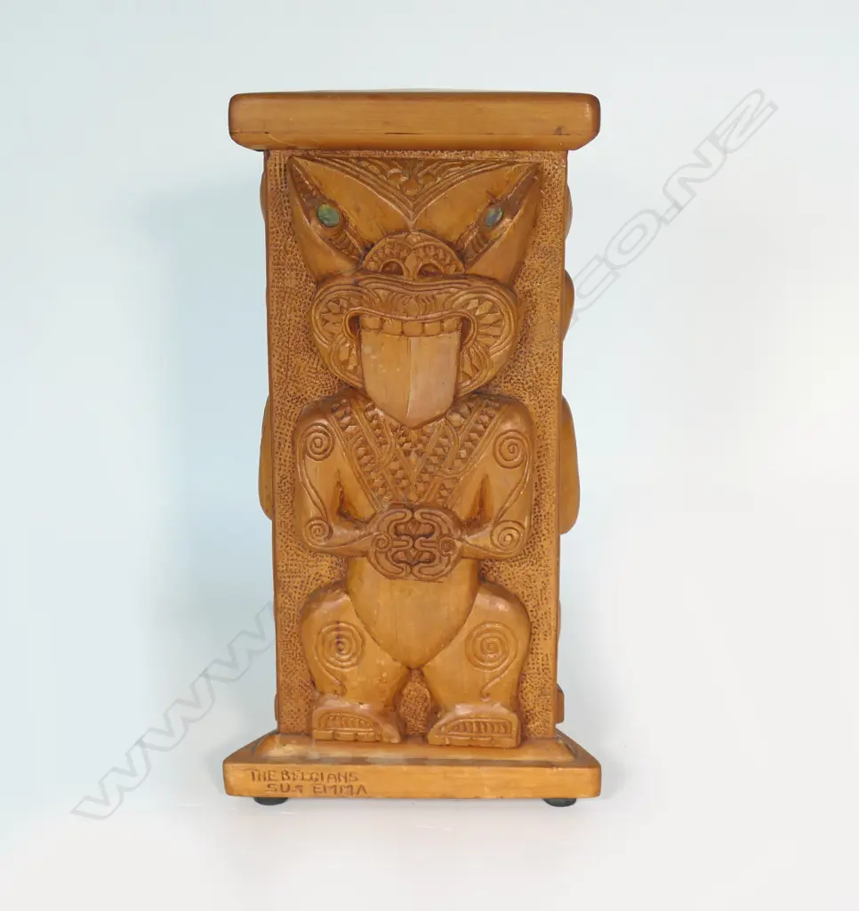 A 20thC Māori carved triangular column with three stylised standing tekoteko type figures, Image 1++