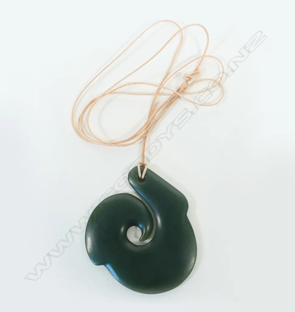 A contemporary large and elegant Māori hei matau carved pounamu pendant, Image 1++