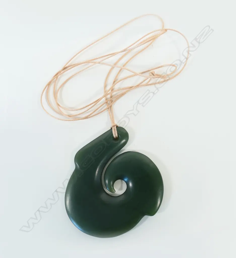 A contemporary large and elegant Māori hei matau carved pounamu pendant, Image 1++