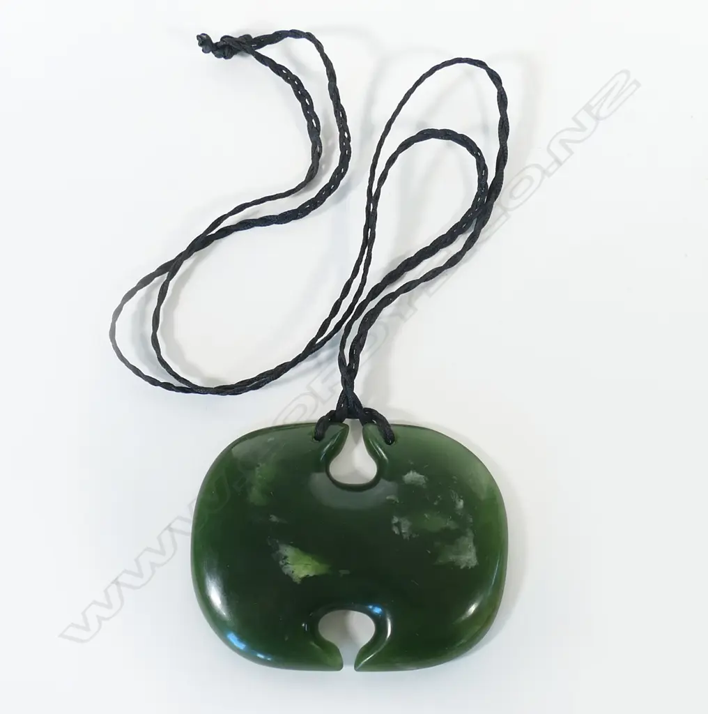 A contemporary large Māori carved pounamu pendant, Image 1++