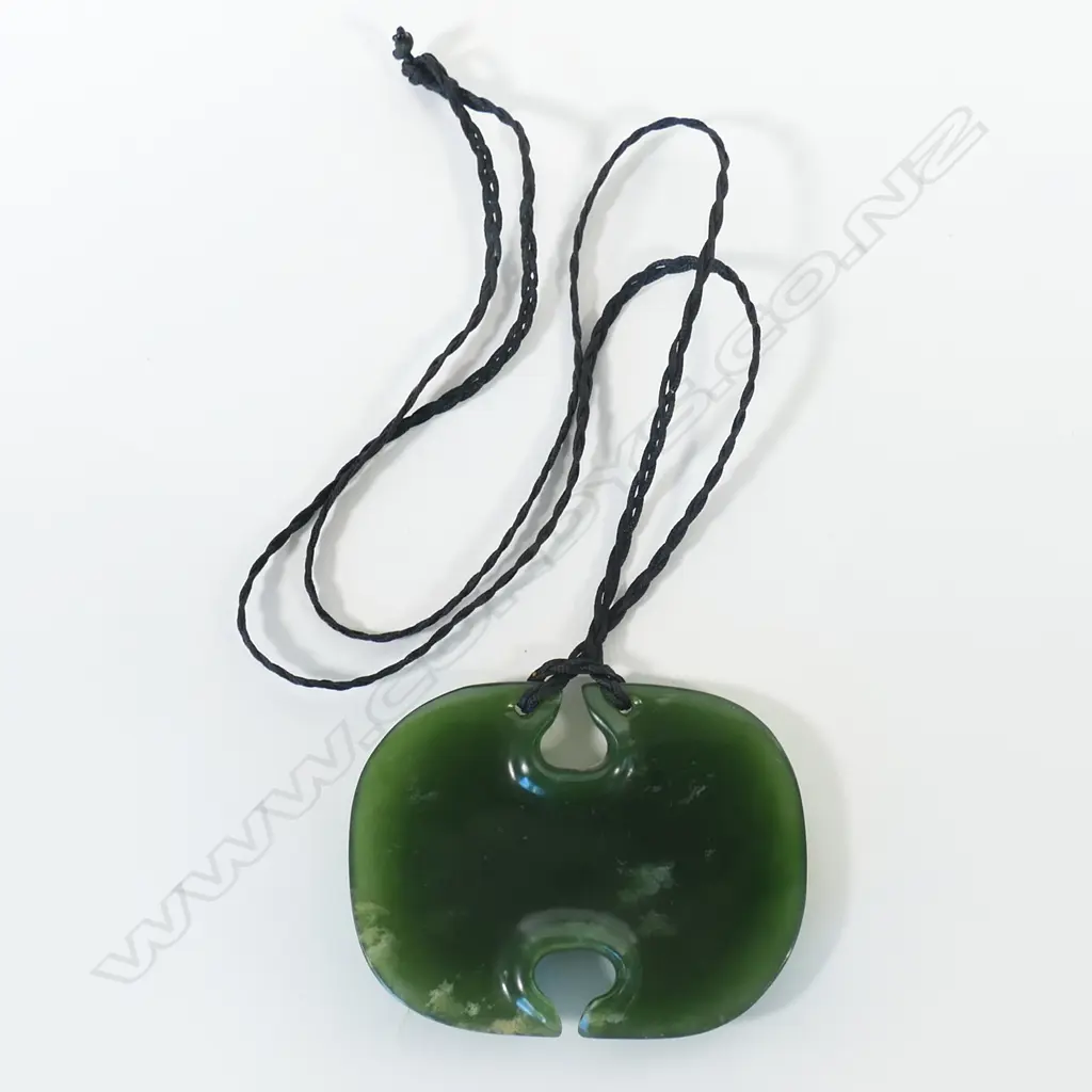 A contemporary large Māori carved pounamu pendant, Image 1++