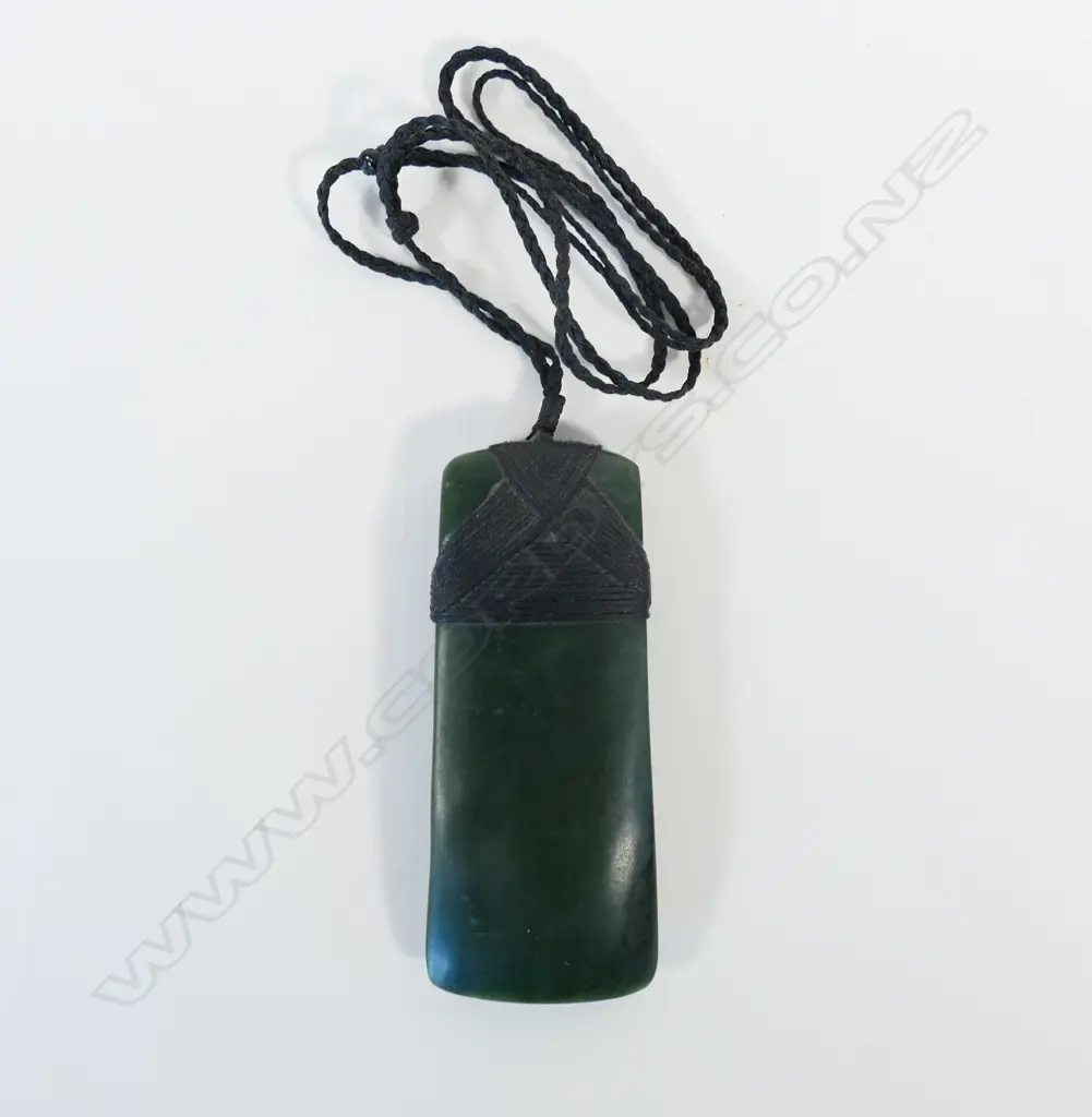 A contemporary Māori carved pounamu hei toki, Image 1++