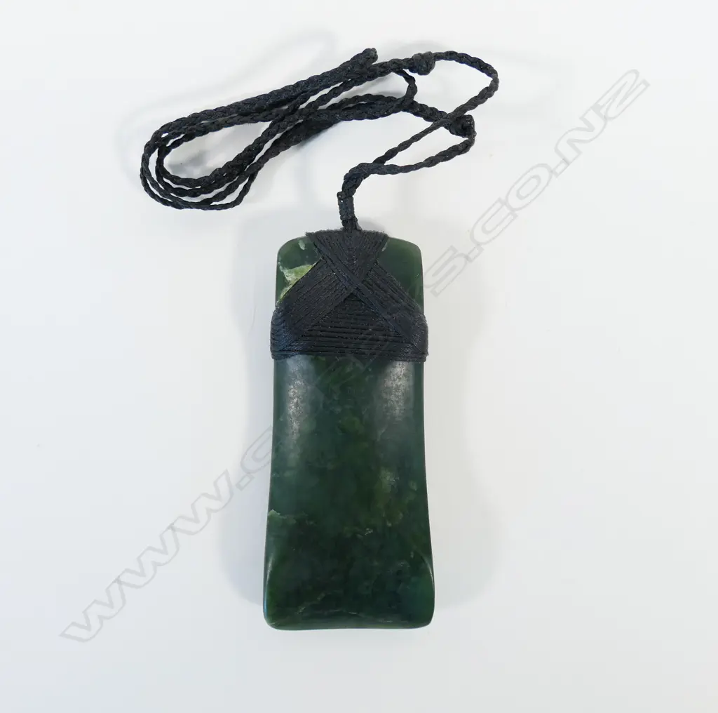 A contemporary Māori carved pounamu hei toki, Image 1++