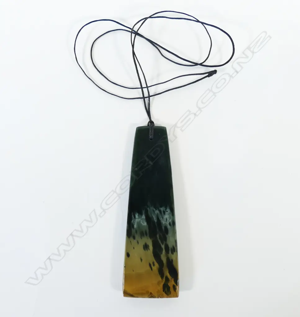 A contemporary Māori pounamu hei toki, Image 1++