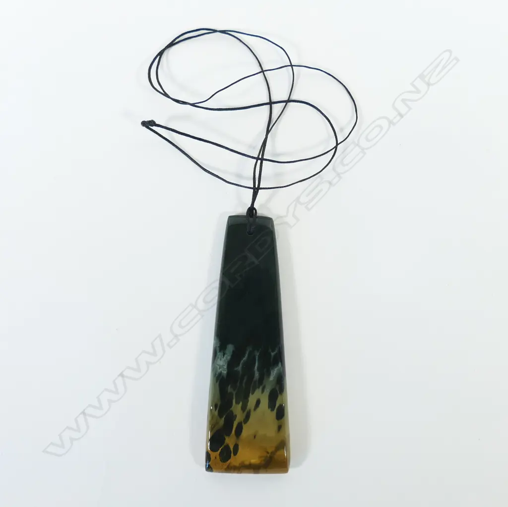 A contemporary Māori pounamu hei toki, Image 1++