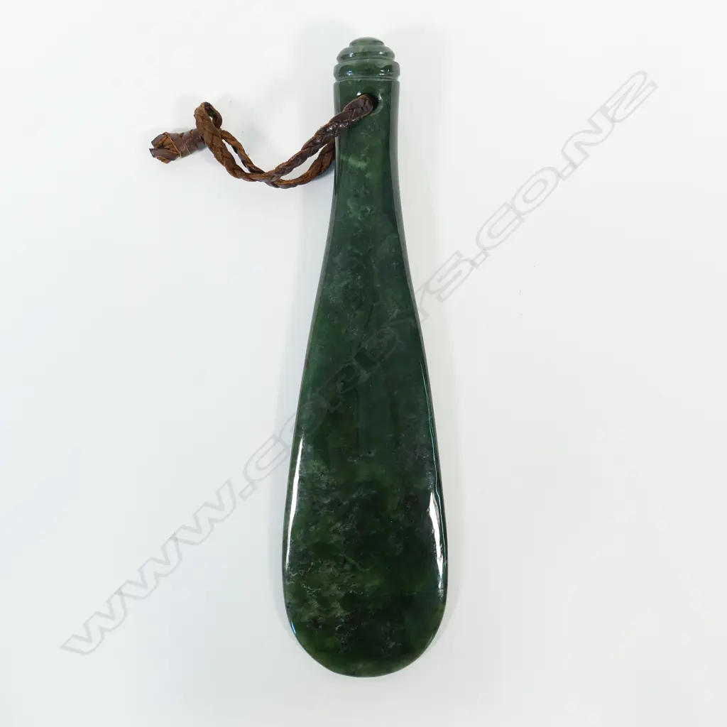 A contemporary Māori pounamu mere, Image 1++
