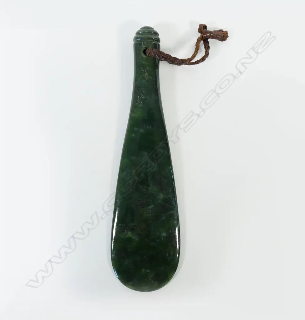 A contemporary Māori pounamu mere, Image 1++