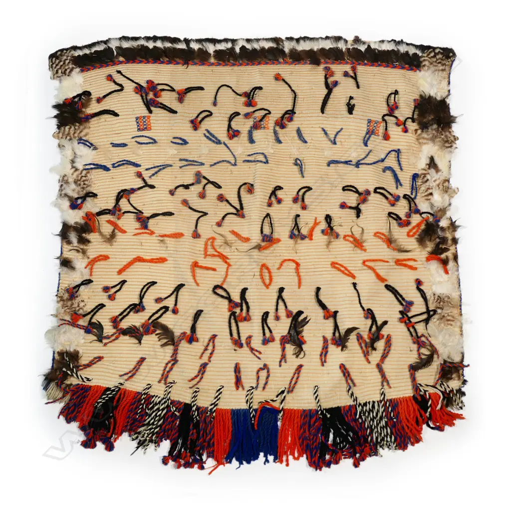20thC Māori woven cloak with woollen ground Image 1++