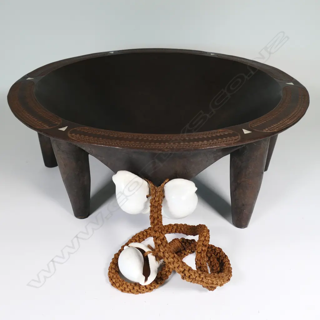 A large Fijian carved wooden kava bowl, Image 1++