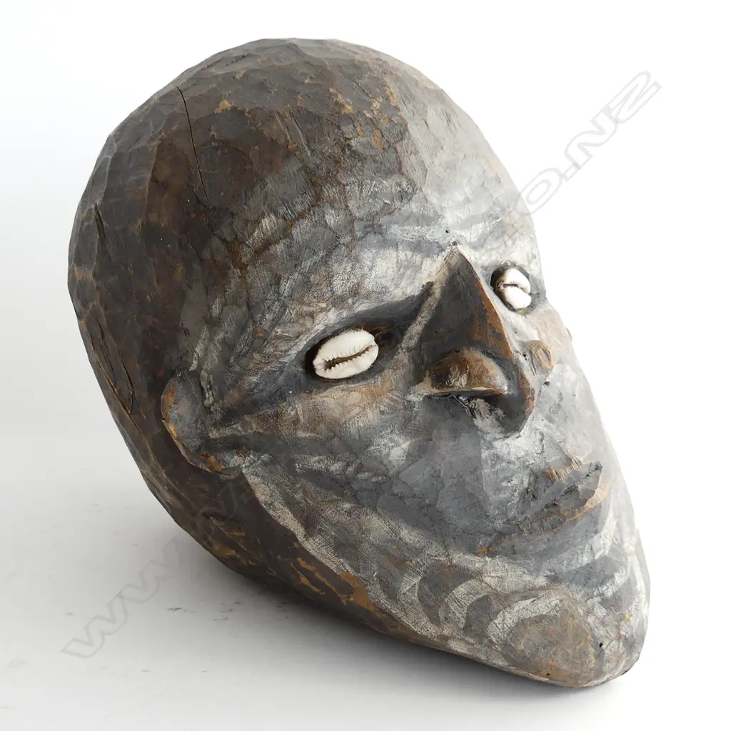 A New Guinean carved wooden head, Image 1++