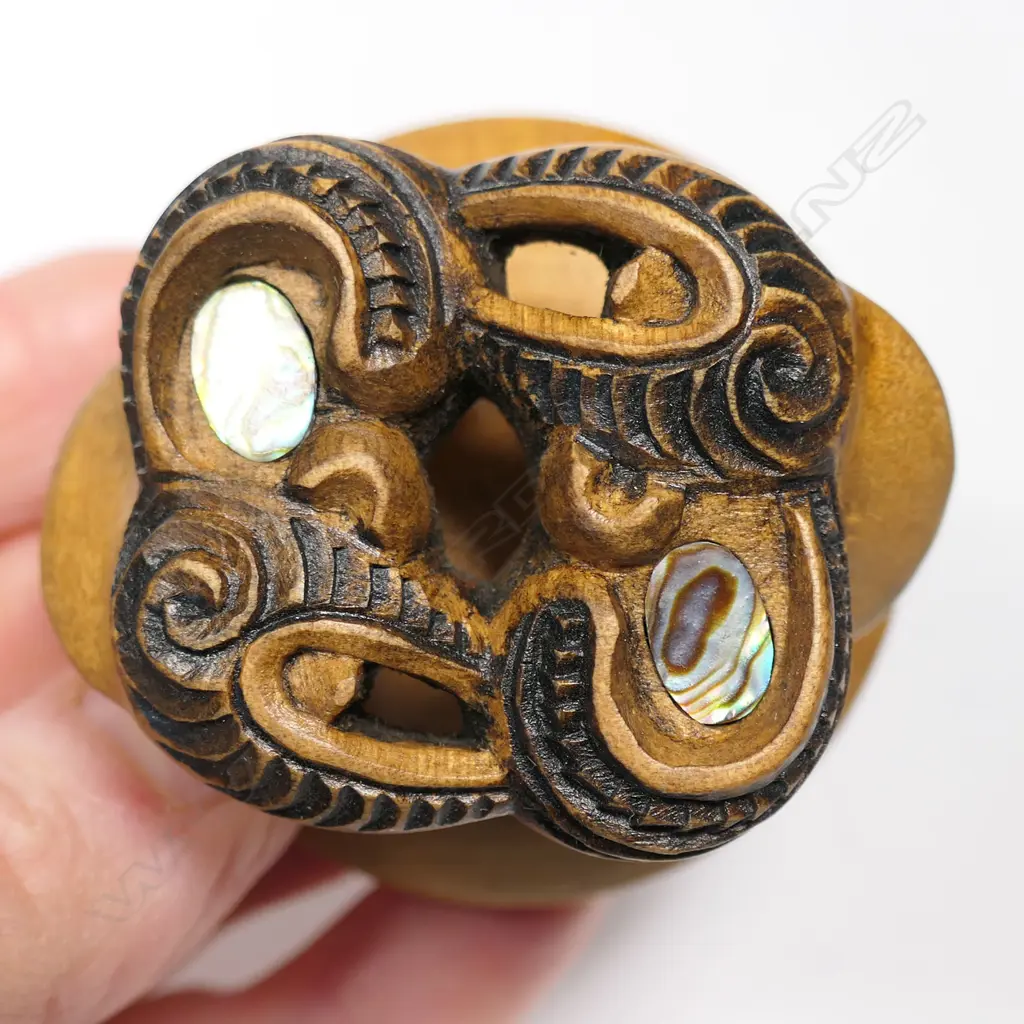 Rangi Redman (1924-) exceptional carved kauri pigment pot, Image 1++