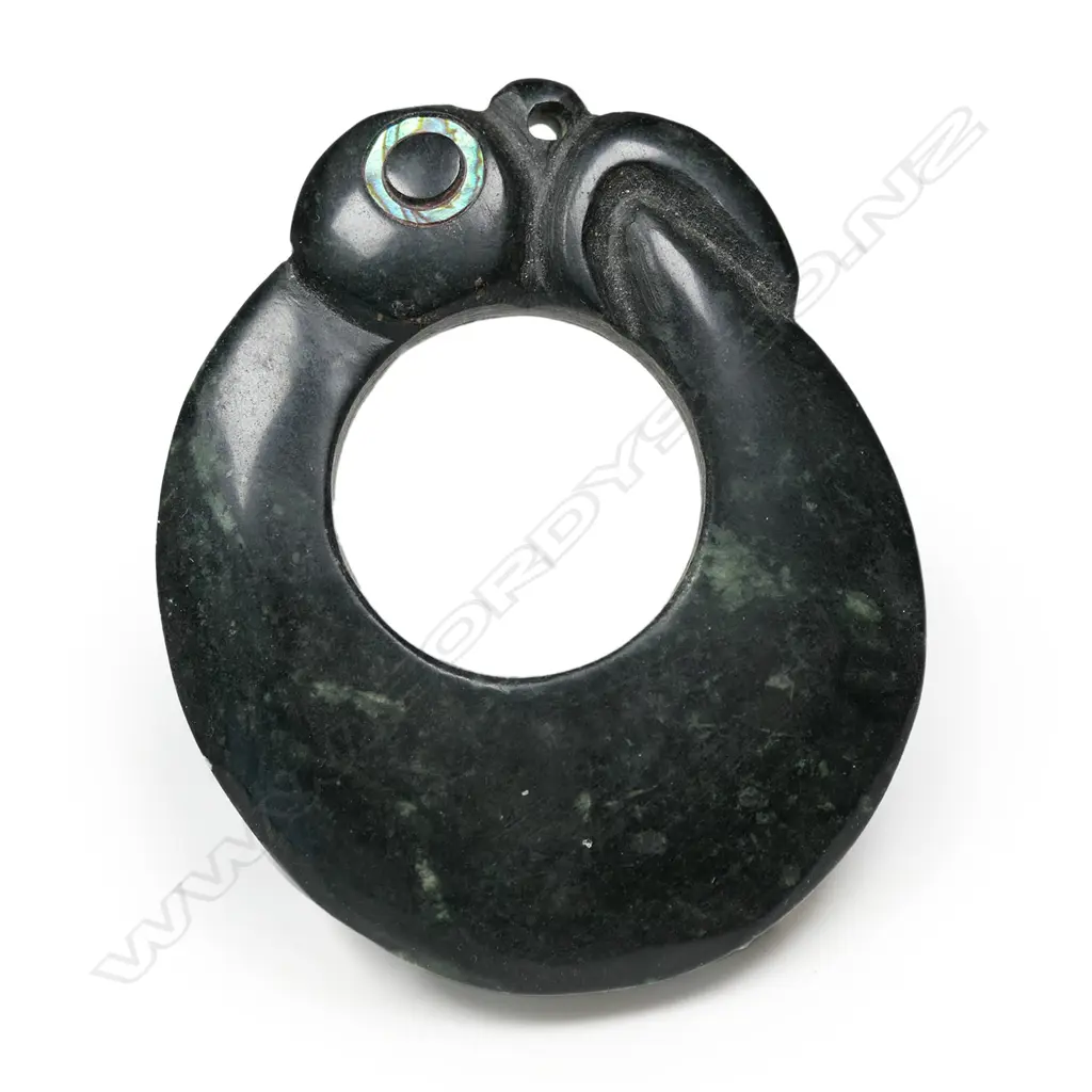 A Mike Higgs carved pounamu stylised Māori pendant, Image 1++