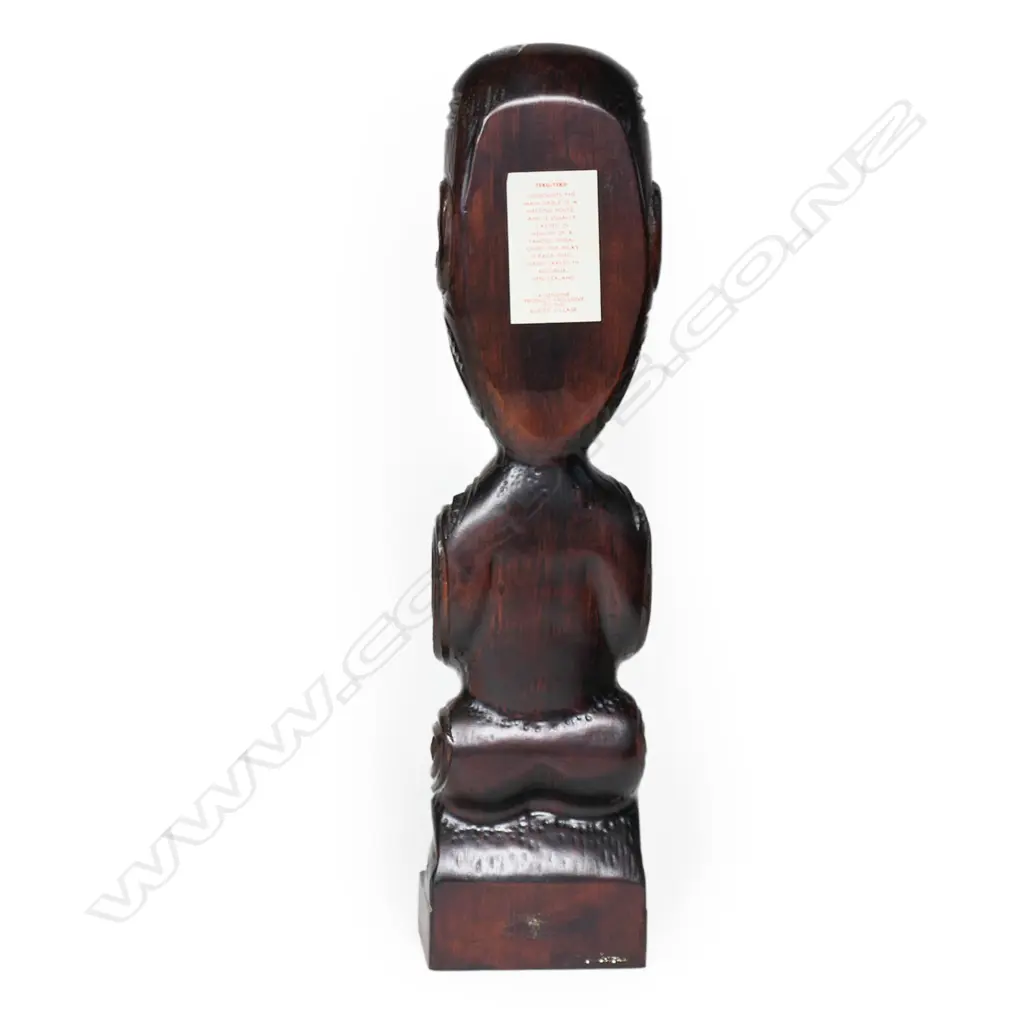 A Māori carved tekoteko figure on a short block base, Image 1++