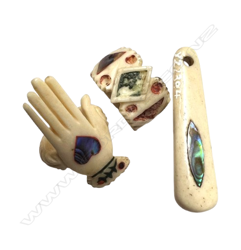 Three old Māori carved bone jewellery pieces, Image 1++