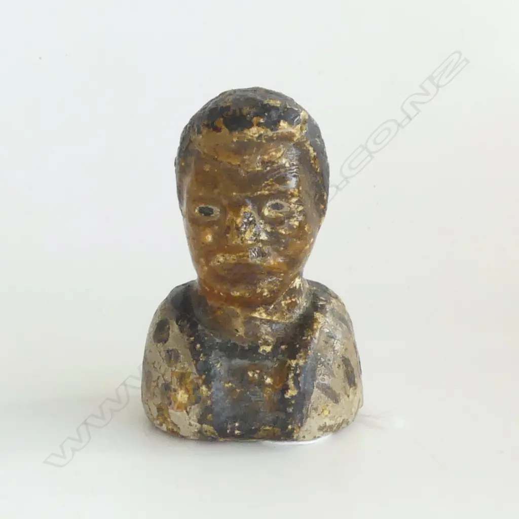 c.1900 carved kauri gum bust of a Māori Chief, Image 1++