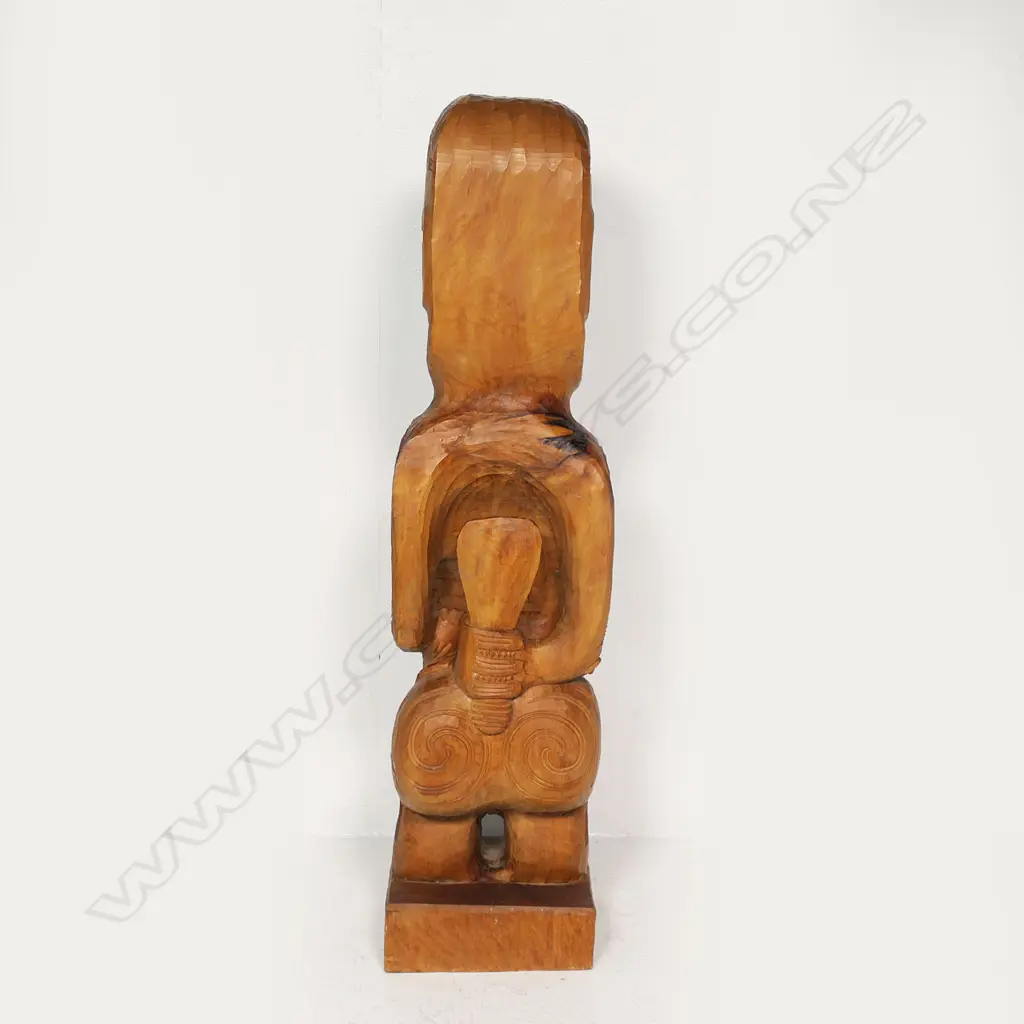 A Māori carved poutokomanawa with one hand to the front, Image 1++
