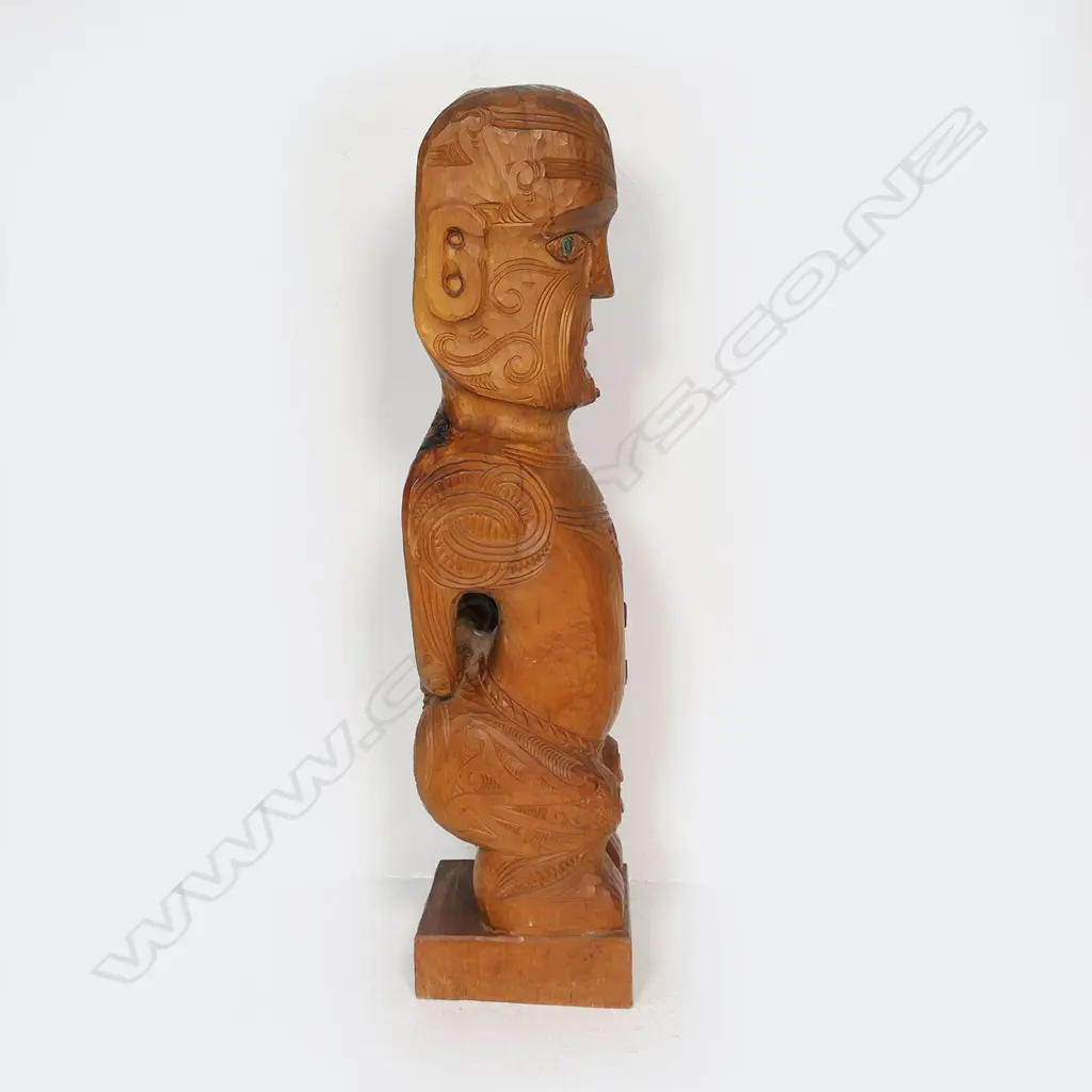 A Māori carved poutokomanawa with one hand to the front, Image 1++