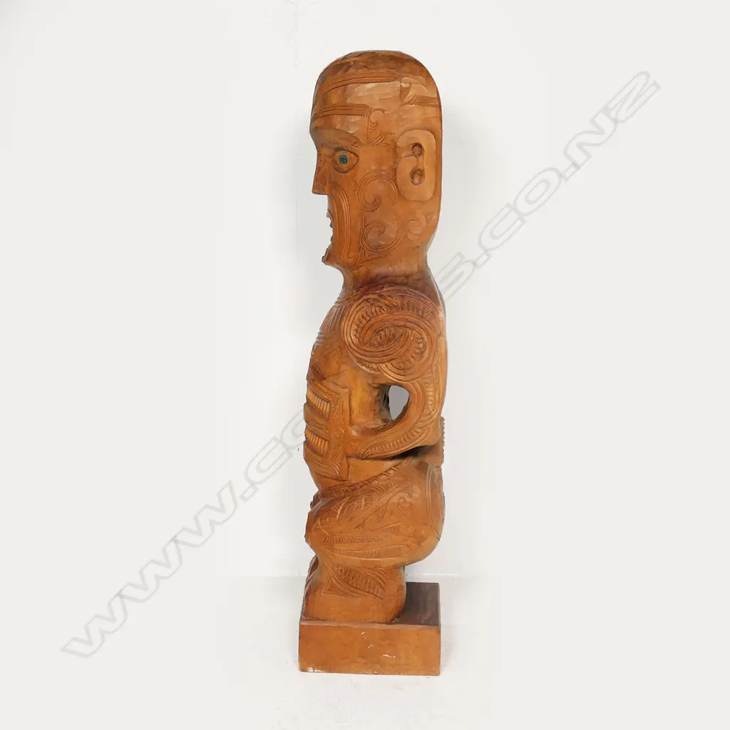 A Māori carved poutokomanawa with one hand to the front, Image 1++