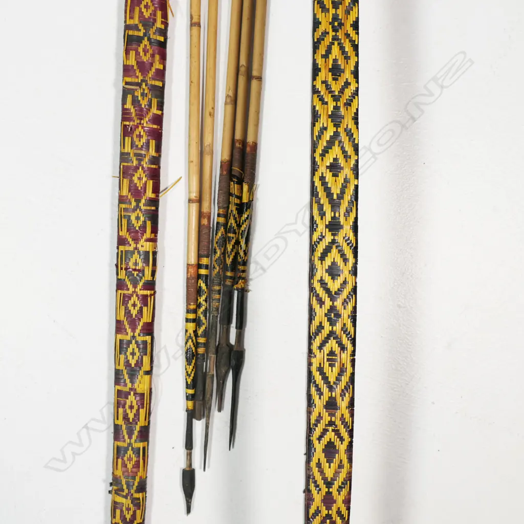 Two PNG goroka tribe bows and five arrows, Image 1++