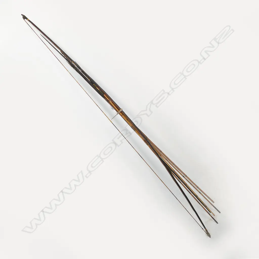 A PNG hunting bow and five arrows, Image 1++