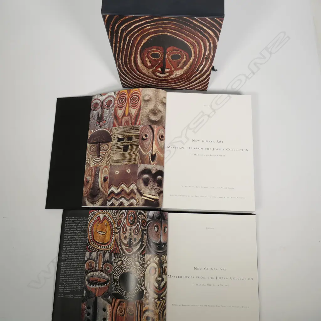 'New Guinea Art' two-volume slipcase edition, Image 1++