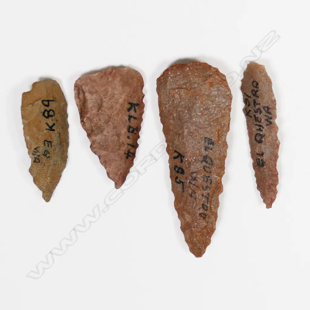 Four small Aboriginal flaked stone points Image 1++
