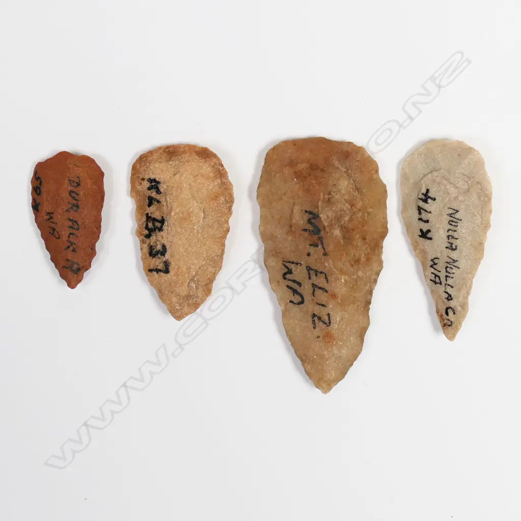 Four small Aboriginal flaked stone points Image 1++