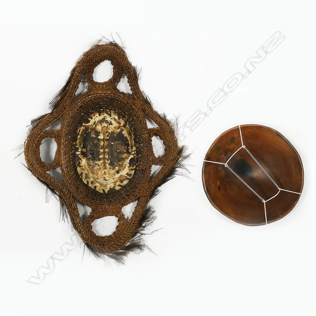 A PNG pottery sago bowl with incised and coloured decoration Image 1++