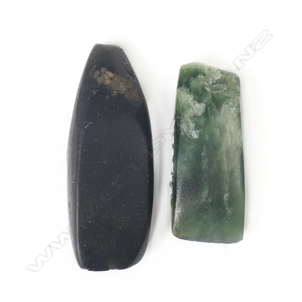 A tiny pounamu chisel blade Image 1++