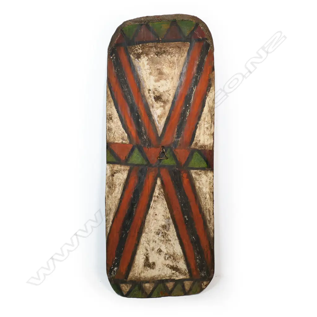 A c.1950s PNG Wahgi Valley decorated fighting shield Image 1++