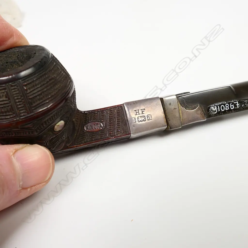 Tene Waitere Māori 'Kia-Ora' carved pipe Image 1++