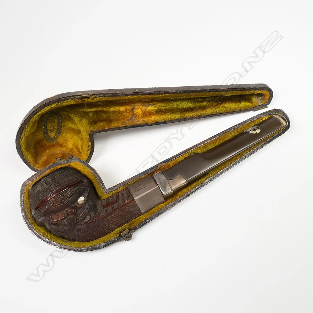 Tene Waitere Māori 'Kia-Ora' carved pipe Image 1++