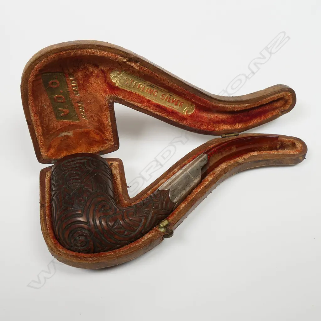 An early 20thC Māori carved pipe Image 1++