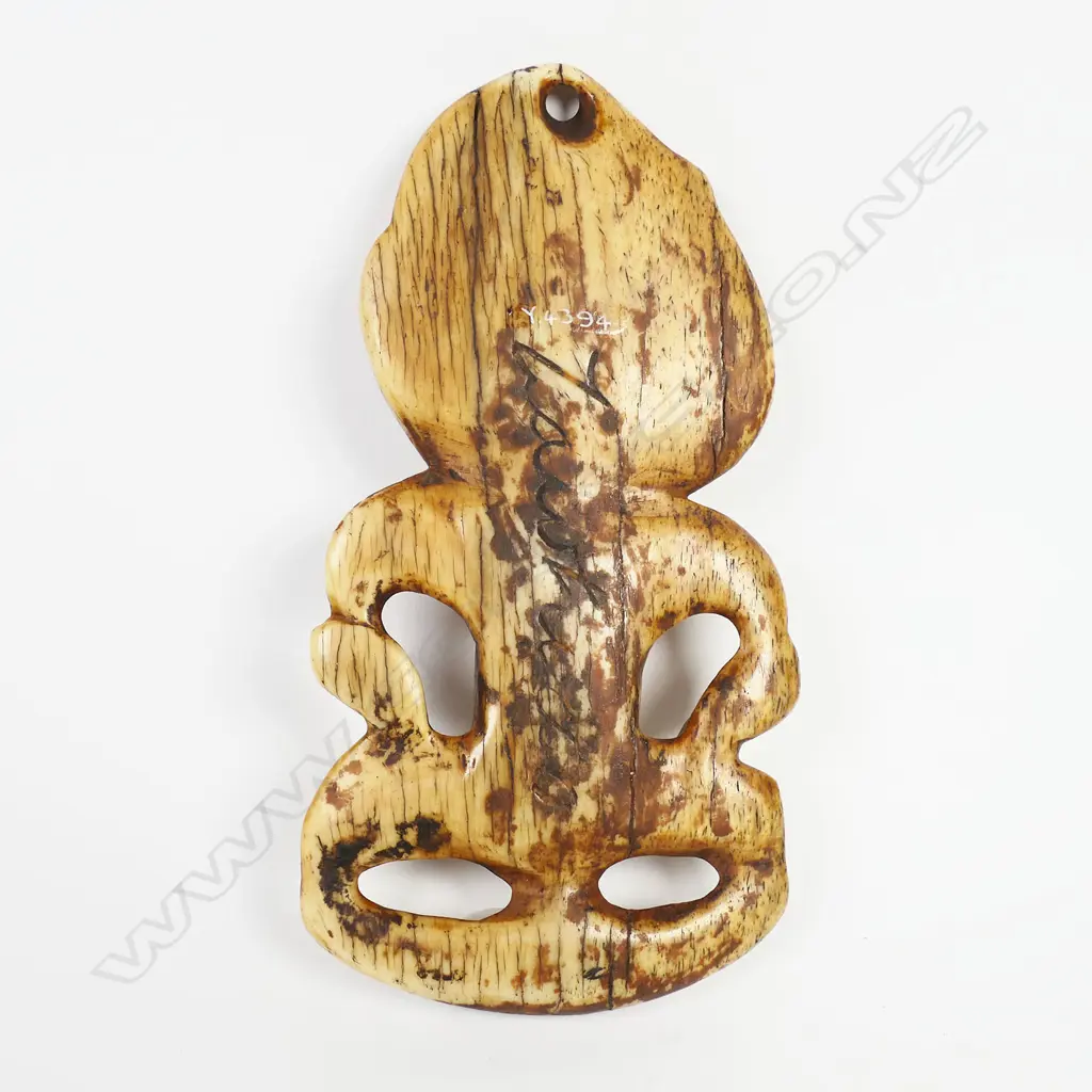 A rare and large old Māori carved paraoa (whalebone) hei tiki Image 1++