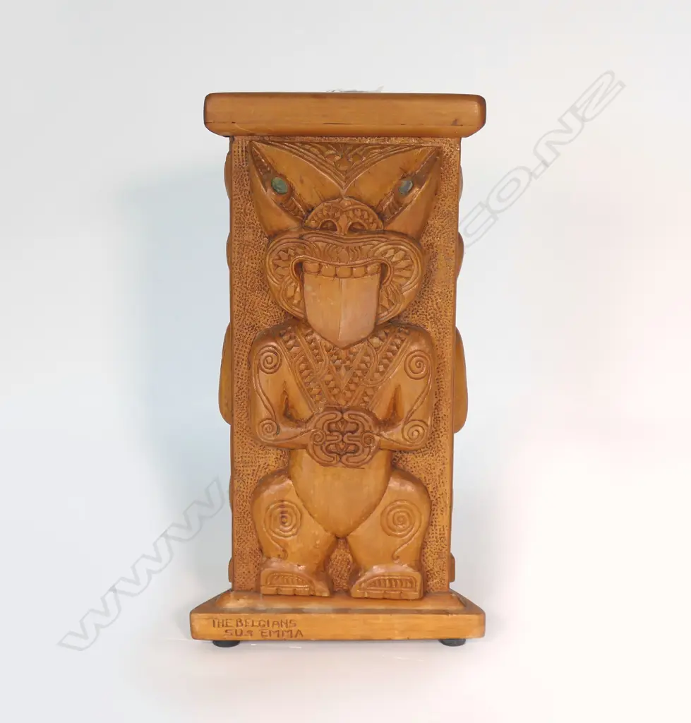 A 20thC Māori carved rimu triangular column with three stylised standing tekoteko type figures Image 1++