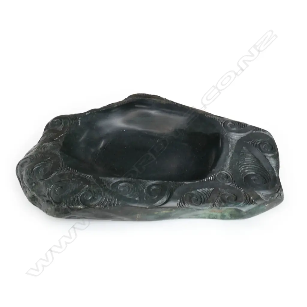 A large Māori finely carved pounamu (nephrite) Wairua bowl Image 1++
