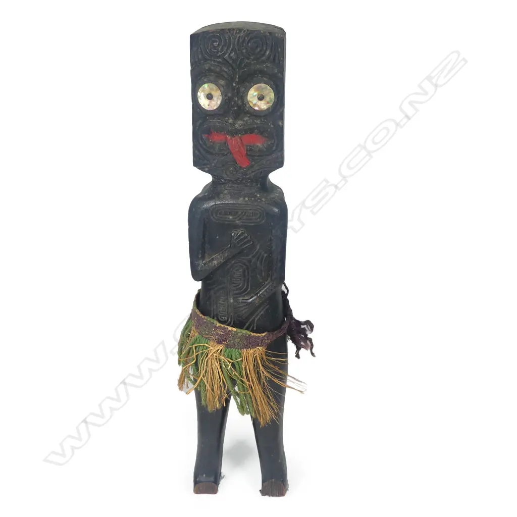 A Māori vintage folk art carved figure Image 1++