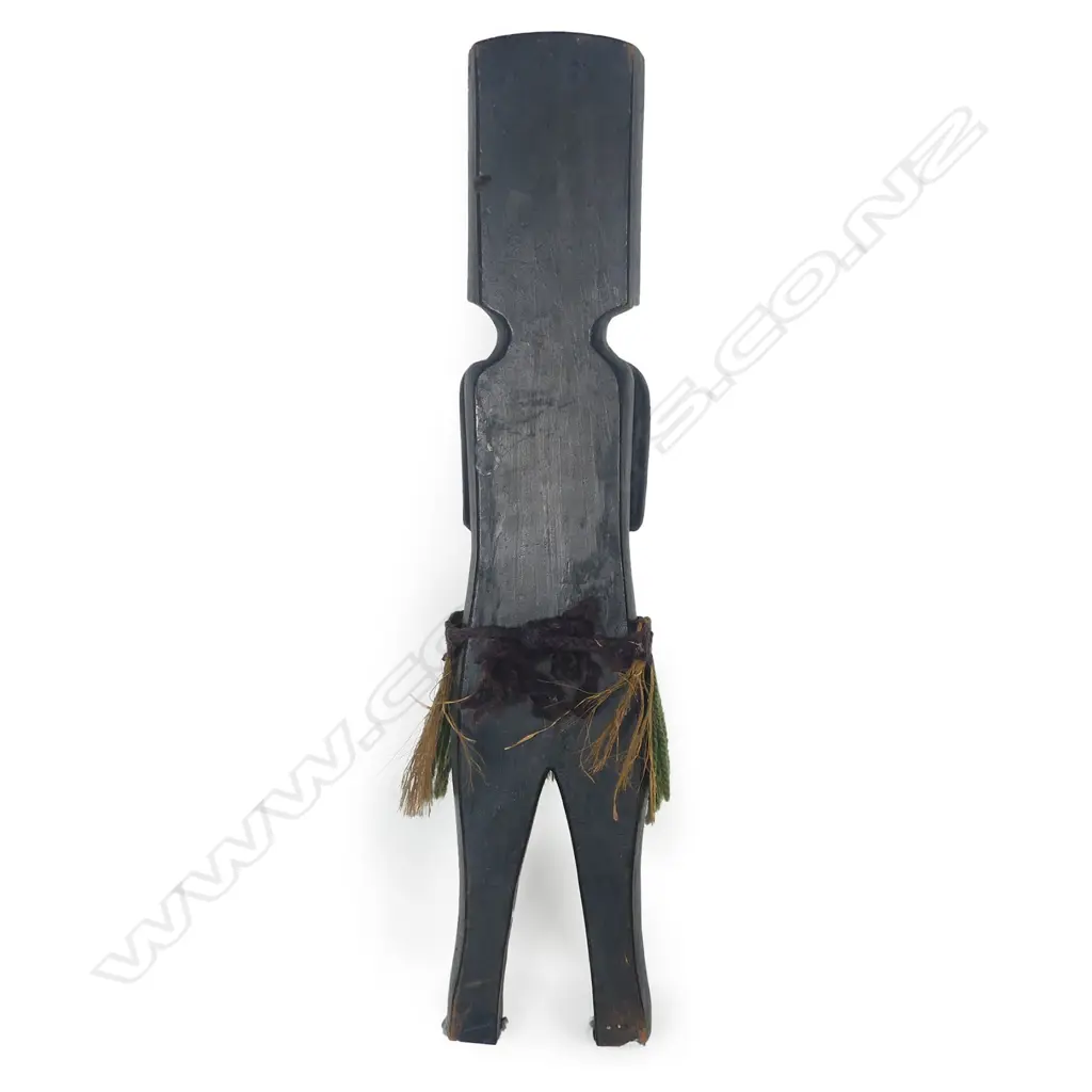A Māori vintage folk art carved figure Image 1++