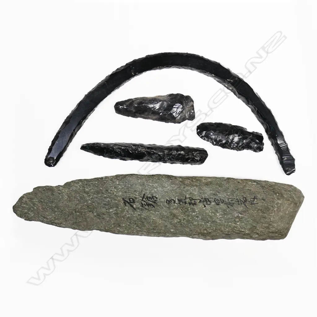 A Stone Dagger plus three Arrowheads and  A Serpentine Pendant, Image 1++