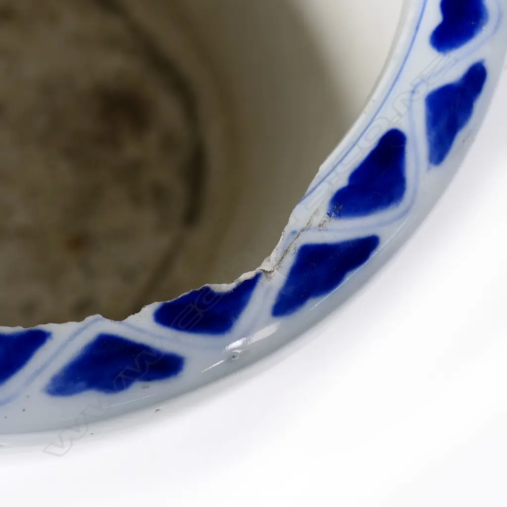 A small Japanese hand-painted blue and white hibachi/pot, Image 1++